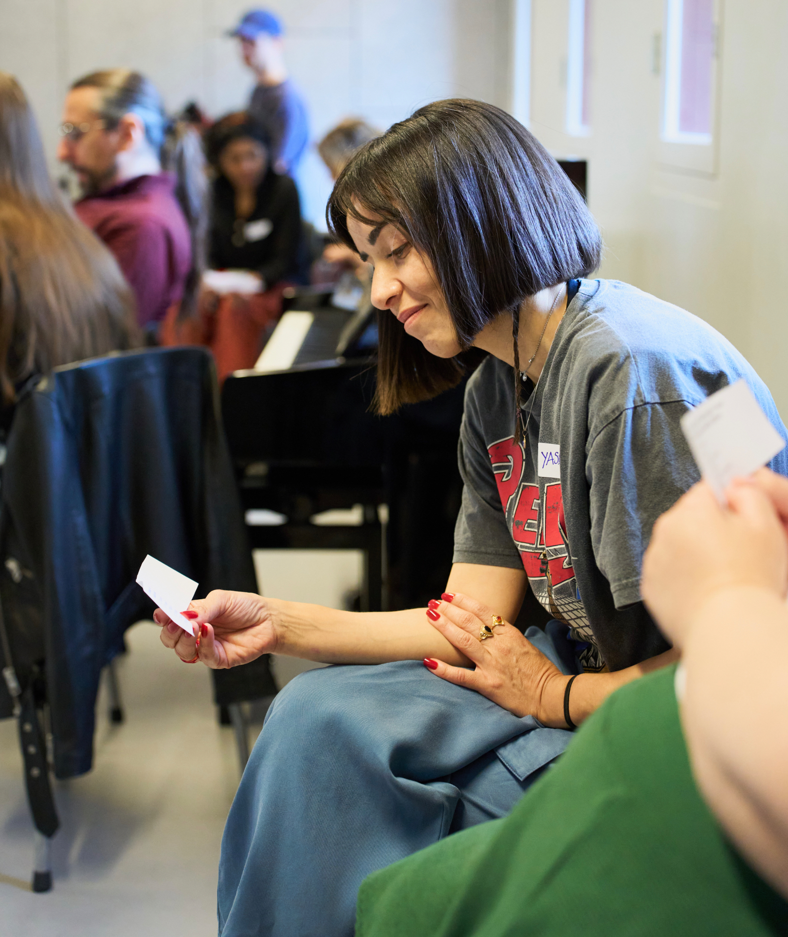 Verónica Coronel working with a participant during a Monnarc Discovery acting workshop at CREA Amsterdam.